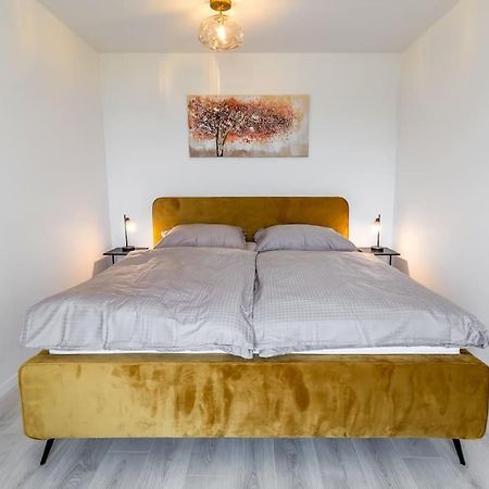 Cozy Apartment Near City Centrum And Bratislava Airport Luaran gambar
