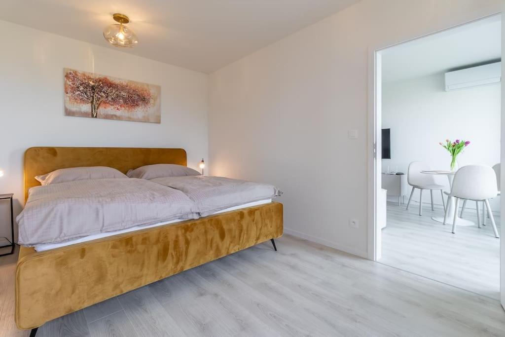 Cozy Apartment Near City Centrum And Bratislava Airport Luaran gambar